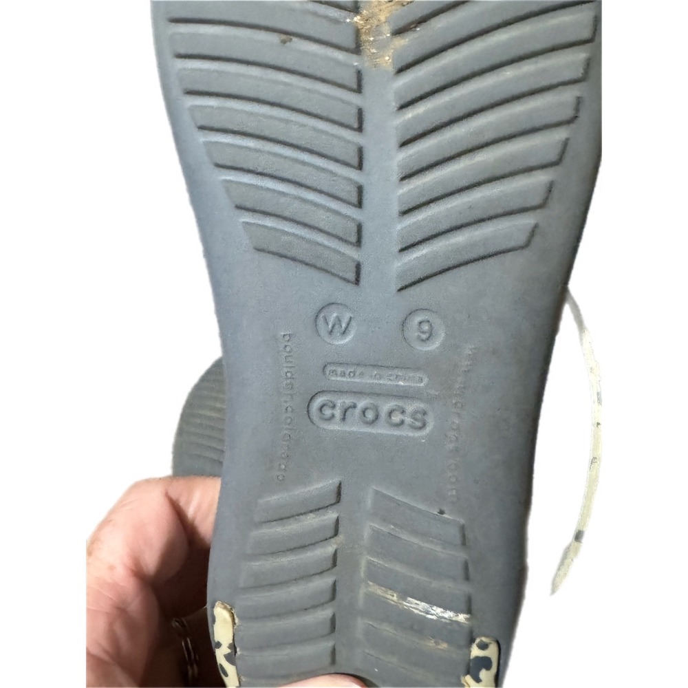 Crocs Sexi Flip Sandals Womens 9 Grey Leopard Print Excellent T-Strap Flat - Picture 8 of 9